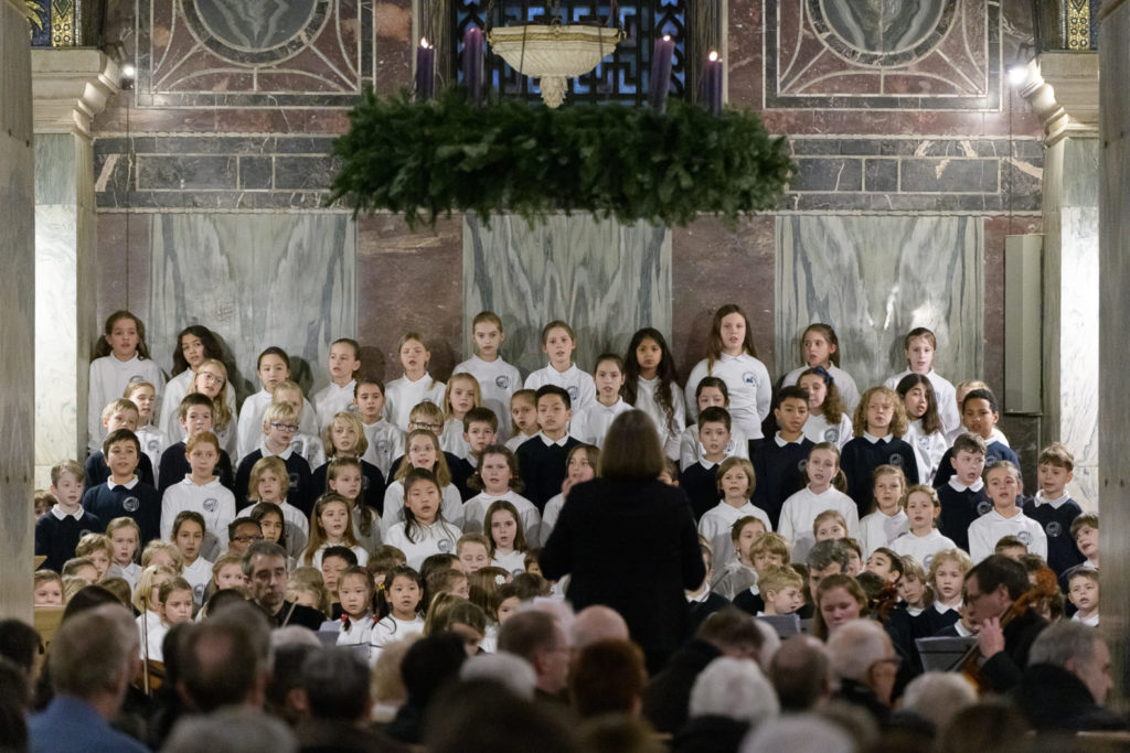 Sogar der berühmte letzte Platz ist besetzt, wenn die Schülerinnen und Schüler der Domsingschule ihr Weihnachtskonzert im Dom gestalten. Foto: Domkapitel Aachen
